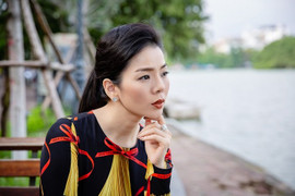 Lệ Quyên khoe vẻ đằm thắm khi dạo Hồ Gươm giữa tiết trời thu
