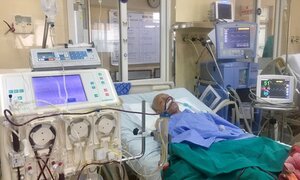 Thay huyết tương cứu sống người đàn ông bị nhược cơ