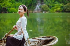 Sao mai Hồng Duyên gây bất ngờ khi hoá thân thành phụ nữ xưa