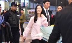 Kim Tae Hee rạng rỡ chào fan Việt khi tới Hà Nội lúc tối muộn