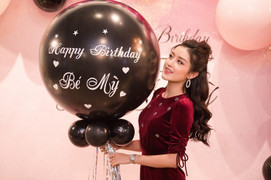 Á hậu Huyền My quậy hết cỡ trong tiệc sinh nhật sớm chào tuổi 24