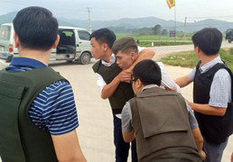 Hàng trăm cảnh sát vây ráp, toàn bộ nhóm người ôm súng cố thủ trong xe bị khống chế