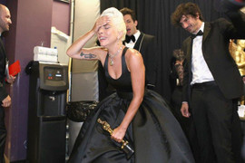 Lady Gaga khóc nức nở trong hậu trường sau khi đoạt giải Oscar