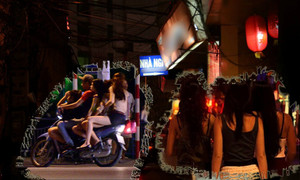 Mại dâm ở Trần Duy Hưng: 'Cò' xuyên đêm bám riết gạ gẫm, lừa con mồi 'chui vào rọ'