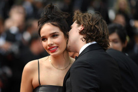 Con trai Beckham âu yếm bạn gái trên thảm đỏ Cannes 2019