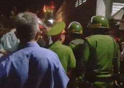 Chồng nghi ngáo đá, đâm vợ trọng thương rồi cố thủ ở xóm chài