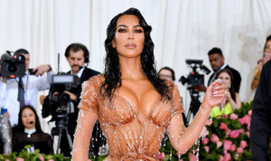 Kim 'siêu vòng 3' bị lõm lưng và bụng vì mặc váy áo siết chặt cơ thể