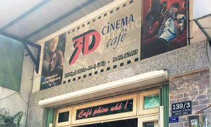 Rủ bạn gái 13 tuổi vào phòng chiếu phim làm 'chuyện người lớn'