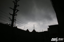 Mây dông đen kịt, mưa như trút nước ở Sài Gòn ngày Cá tháng Tư