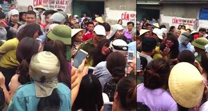 Hàng trăm người bao vây, đánh đập một phụ nữ nghi thôi miên lừa tiền