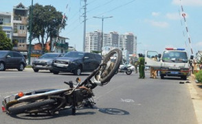 Cố tình vượt đường ray, ô tô hất văng thanh niên điều khiển xe máy