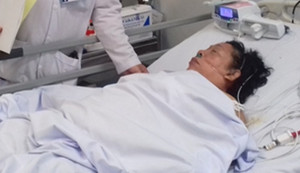 Đang ngủ, bật dậy hỏi chồng rồi lấy dao tự đâm thủng tim