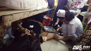 Bệnh viện Ung bướu TP.HCM: Bệnh nhân chen nhau dưới gầm giường, bác sĩ phải ngồi xuống tiêm