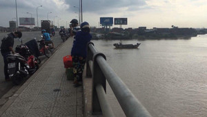 Bỏ lại xe máy, nam thanh niên nhảy cầu Đồng Nai mất tích