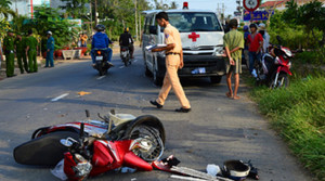 Gây tai nạn chết người, xe cứu thương tiếp tục lấn làn đâm ô tô đi ngược chiều