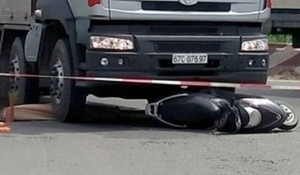 Bố mẹ chết, con nhỏ 3 tuổi nguy kịch dưới bánh xe tải