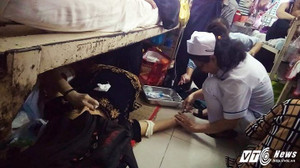 Bệnh nhân nằm dưới gầm giường cấp cứu tại Bệnh viện Ung bướu TP.HCM: Ngưng công tác điều dưỡng