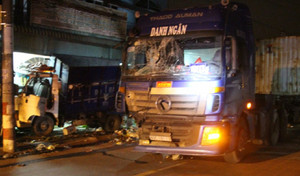 Tài xế container ủi xe rác lao vào nhà dân lúc rạng sáng, hai người nhập viện