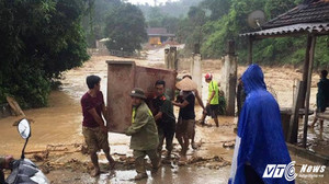 Video: Lũ quét khủng khiếp cuốn trôi 11 nhà dân ở Nghệ An