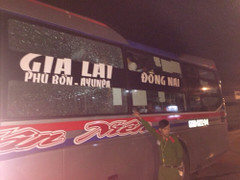 Truy tìm nhóm người ném đá tới tấp vào xe khách trên đường Hồ Chí Minh