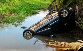 Va chạm với xe đầu kéo, xe ô tô 7 chỗ lật ngửa dưới mương