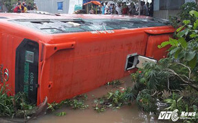 Video: Xe khách Phương Trang lật dưới mương nước, nhiều người mắc kẹt bên trong