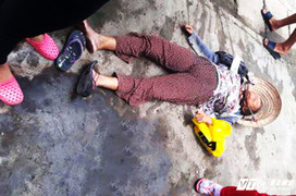 Xót xa bà cụ bán vé số bị xe ben phóng nhanh tông bất tỉnh