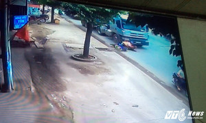 Video: Ngã xuống đường sau va chạm, hai thanh niên bị xe bồn cán qua người