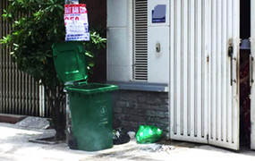 Phát hiện thi thể bé trai sơ sinh trong thùng rác trước nhà dân