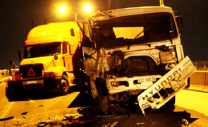 Đang đổ dốc cầu Phú Mỹ, 3 container tông nhau liên hoàn