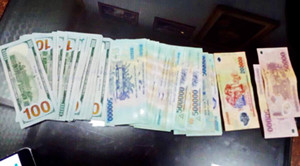 Tài xế taxi trả lại hơn 100 triệu đồng cho khách để quên