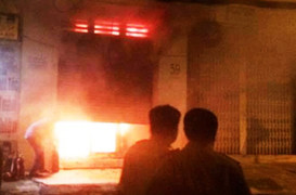 Nam thanh niên tạt xăng đốt cửa hàng của người yêu