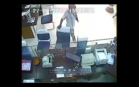 Nghi phạm dùng súng cướp ngân hàng ở Vĩnh Long đã tự sát