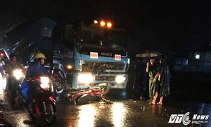 Chạy xe máy trong mưa lớn, nam thanh niên bị xe tải tông chết
