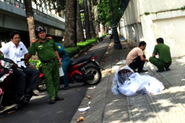 Hỗn chiến trên vỉa hè ở Sài Gòn, một người đàn ông bị đâm chết