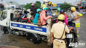 CSGT dùng xe chuyên dụng chở dân qua điểm ngập ở Sài Gòn