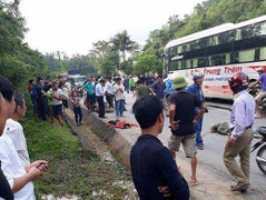 2 phụ nữ bị xe khách cán chết thương tâm ở Nghệ An