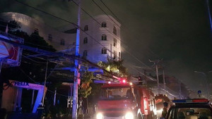 7 người bị ngạt khói mắc kẹt trong quán karaoke bốc cháy ở TP.HCM