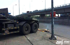 Tài xế lùi xe đầu kéo cán chết bà cụ đang đi bộ