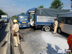 6 ô tô tông liên hoàn trên quốc lộ 1, xe khách bốc khói mù mịt