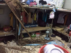 Ảnh: Kí túc xá ĐH Quốc gia TP.HCM tan hoang sau trận mưa lớn, sinh viên hoảng sợ bỏ chạy