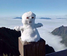 Ảnh: Du khách háo hức xây hình người tuyết trên đỉnh Fansipan