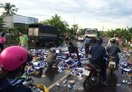 Dân Đồng Nai giúp tài xế thu dọn hàng nghìn lon bia rơi vãi ra đường