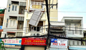 Lắp biển quảng cáo cuối năm, 3 công nhân bị điện phóng nguy kịch