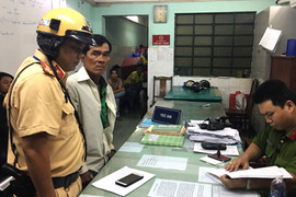 CSGT tóm gọn tài xế mặc áo GrabBike giật điện thoại của du khách giữa phố