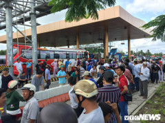 Hỗn loạn tại BOT Sóc Trăng: Xuất hiện người lạ đánh tài xế rồi trốn vào trụ sở trạm thu phí