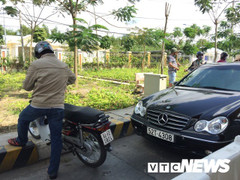 Hỗn loạn tại BOT Sóc Trăng: Bị ô tô chiếm làn, xe máy leo lên vỉa hè thoát thân