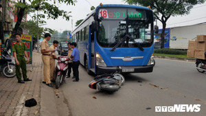 Xe máy ngược chiều đối đầu xe buýt, người phụ nữ nguy kịch