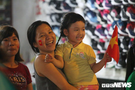 Người già, trẻ nhỏ mang Quốc kỳ xuống đường mừng U23 Việt Nam vào chung kết