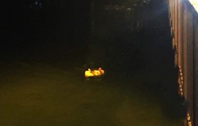 Hai cô gái để lại dép trên cầu, cùng nhảy xuống sông Sài Gòn tự tử